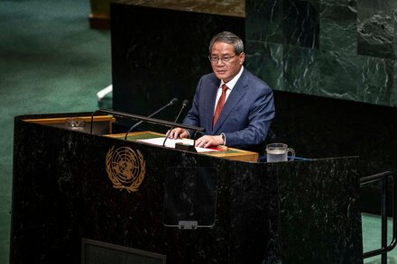 Chinese Premier Li Qiang speaking at a podium with the United Nations logo, a full audience in the background.