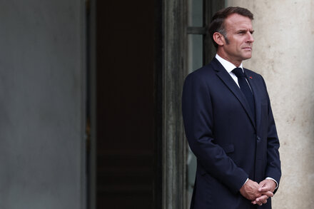 French President Emmanuel Macron discussing a peace proposal related to the Israel-Palestine conflict with international delegates.