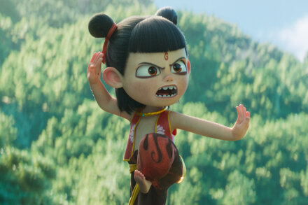 Un niño de aspecto demoníaco con cabello rojo y cuernos, flotando sobre un fondo místico. La imagen promociona la película 'Ne Zha 2'.