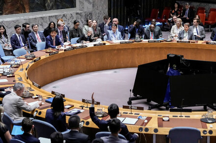 Security Council meeting with delegates from various countries, focusing on the Iran nuclear deal sanctions snapback.