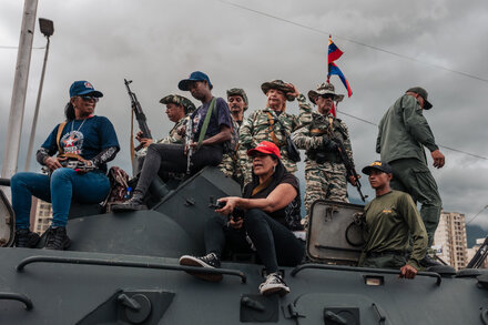Un buque de guerra estadounidense patrullando las costas de Venezuela, con un enfoque en la tensión geopolítica.
