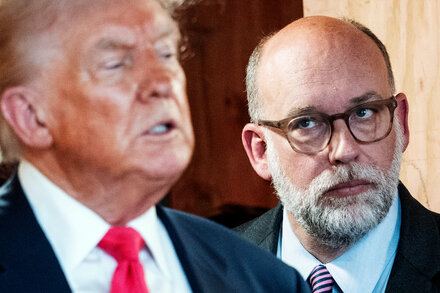 Foto de Russell Vought, exdirector de la Oficina de Administración y Presupuesto, hablando con el presidente Trump en un evento.