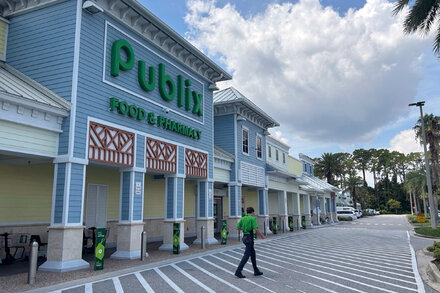 Exterior shot of a Publix supermarket entrance with carts, reflecting the company's policy on customers openly carrying firearms.