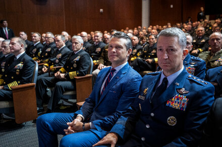 El secretario de Defensa, Ashton Carter, en una mesa con altos mandos militares.