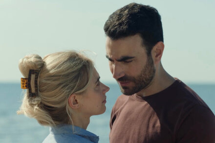 Un hombre y una mujer se miran sonriendo en una escena de la película 'Todo de ti'.