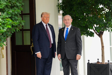 El expresidente de EE. UU. Donald Trump y el primer ministro israelí Benjamin Netanyahu discuten un plan para Gaza.