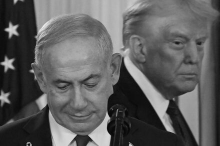 Donald Trump with Benjamin Netanyahu and other officials during the signing of the Abraham Accords